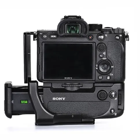 Sunwayfoto-L-Plate-for-Sony-A7RIV-incl-grip_3.jpg