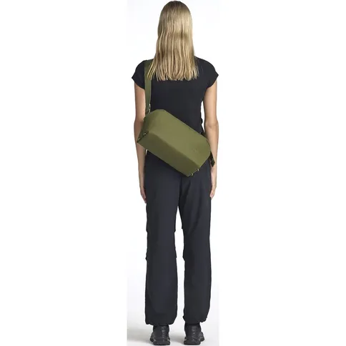 Urth-Dolomite-Camera-Sling-8L-green_4.jpg