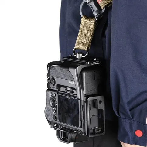 Sunwayfoto-L-Plate-for-Sony-A7RIV-incl-grip_9.jpg